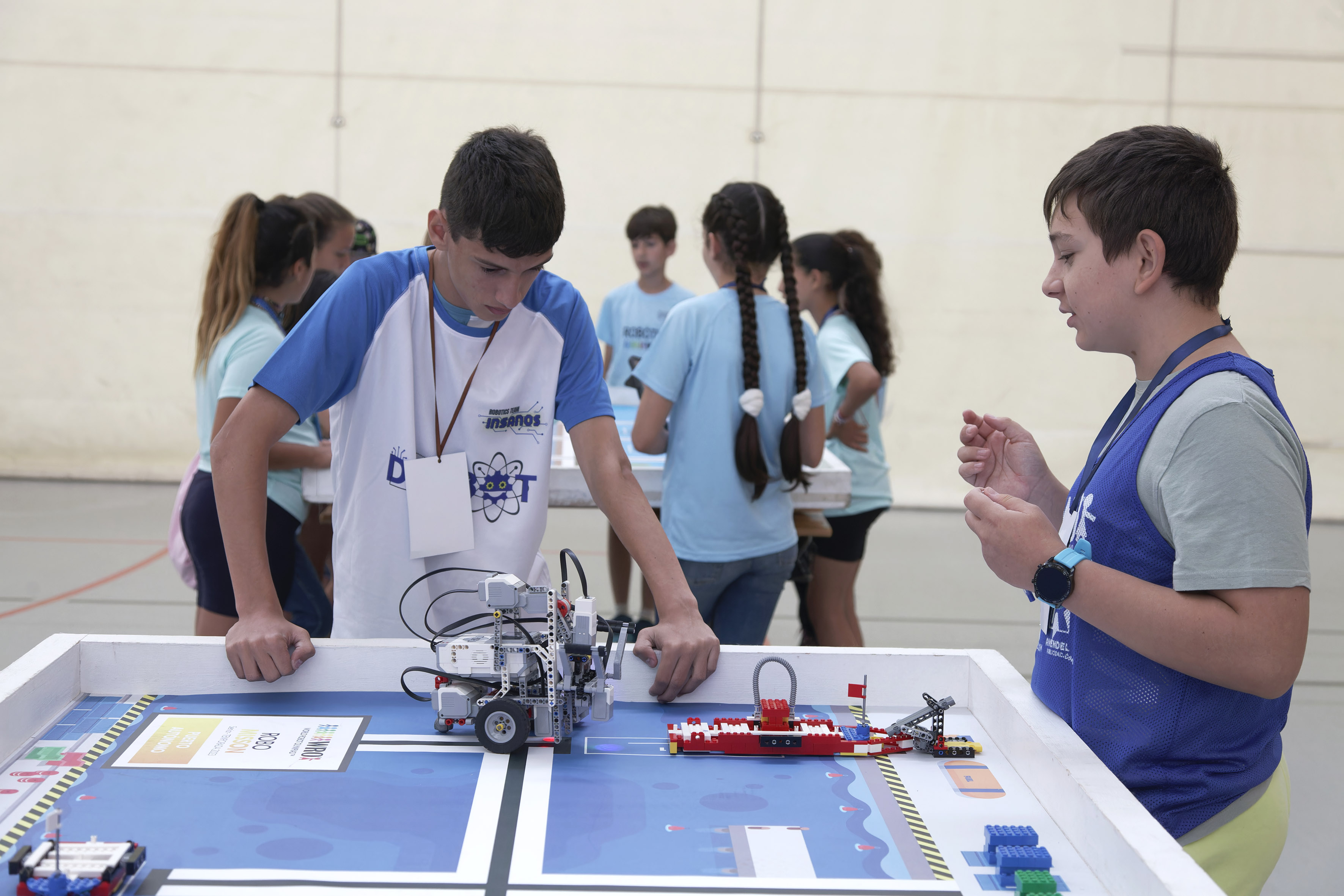 Más de 180 estudiantes de la Comunitat compiten en la UJI por la programación del mejor robot