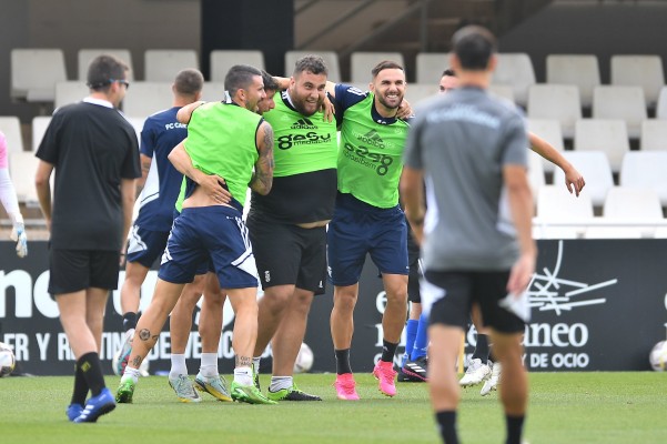 La primera plantilla del Efesé y su equipo Genuine entrenan juntos en el Cartagonova