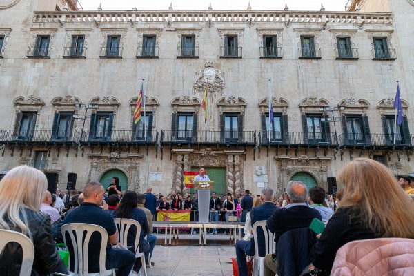 'Unplugged' de Abascal en Alicante: un PHN para unirlos a todos y alejarse del 
