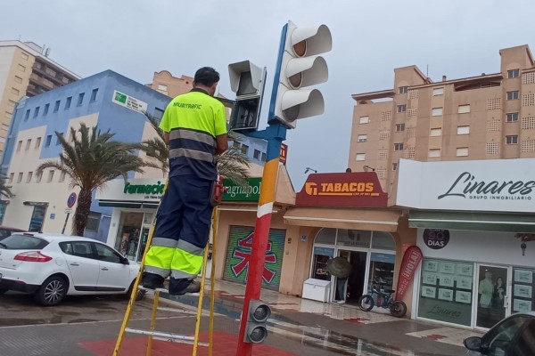 Instalan en La Manga semáforos equipados con asistencia de cruce de pasos de peatones para invidentes
