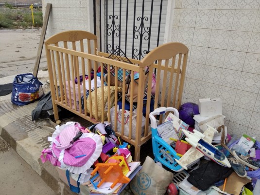 Técnicos de Adif e Hidrogea buscan una solución provisional tras las graves inundaciones de viviendas sufridas en Torreciega