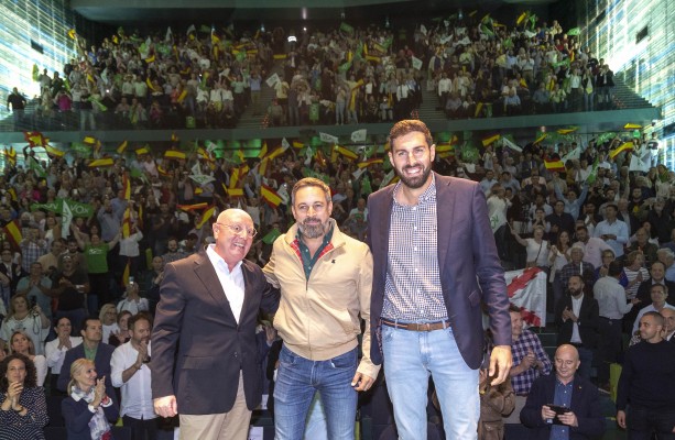 Abascal convence a sus correligionarios en El Batel y acusa al PP de ser 