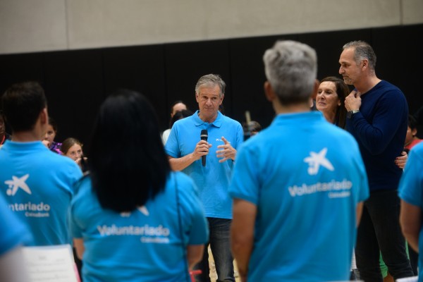 Voluntarios de CaixaBank en València organizan un concierto y talleres lúdicos para menores vulnerables