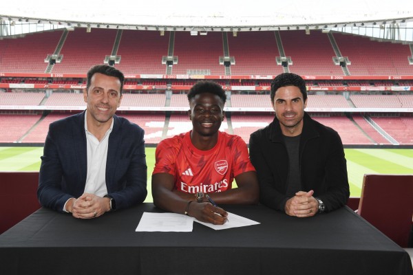 Saka renueva hasta 2027 con el Arsenal
