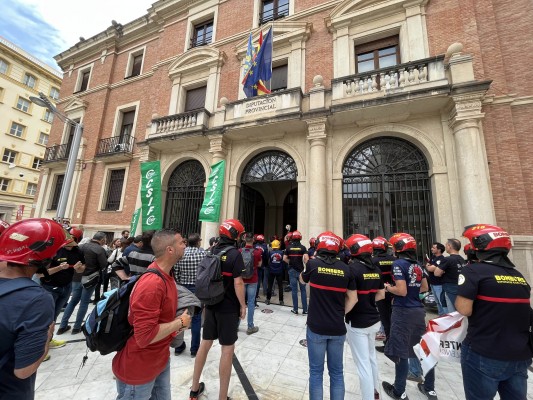 Una protesta sindical en la Diputación acaba en incidentes y el lanzamiento de botes de humo