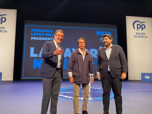 Aznar lanza en volandas a López Miras y Ballesta