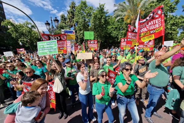 Más de 3.000 personas muestran su rechazo en Castelló a los macro proyectos fotovoltaicos 