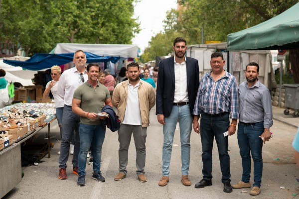 Antelo, en el mercadillo de la Fama, promete a los comerciantes que pondrá fin 