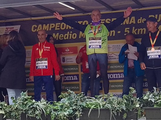 Salvador Martínez, del Fondistas Yecla, gana el oro máster 65 de medio maratón