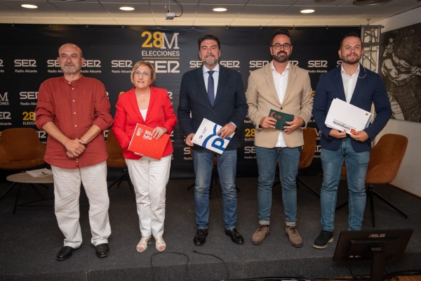 Los alcaldables de Alicante cierran su primer debate (sin Vox): pulso entre parálisis y planificación   