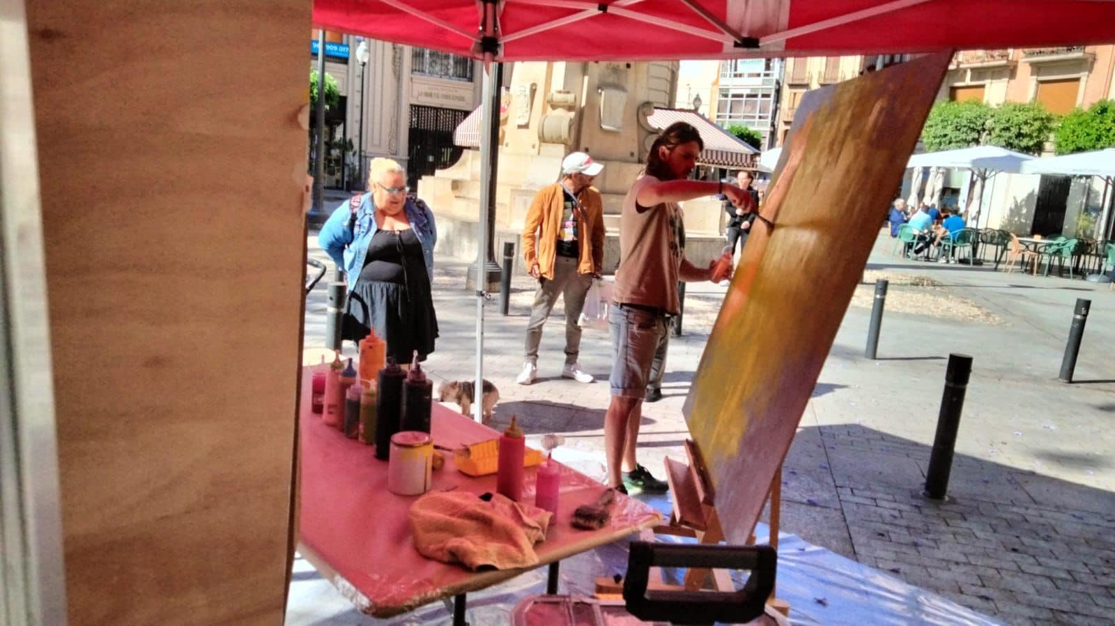 Murcia vive su Noche de los Museos con visitas guiadas, teatro y arte en la calle

