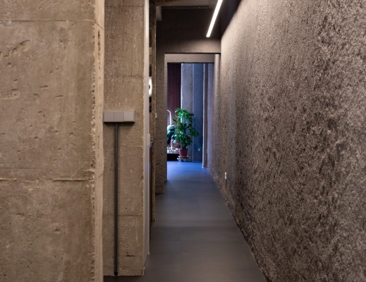 Una casa bunker en el Barrio de la Concepción de Cartagena: arriesgada reforma para un enfermero cyberpunk 