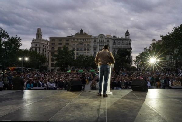 Abascal obvia a Puig en València y centra sus ataques en el PP 