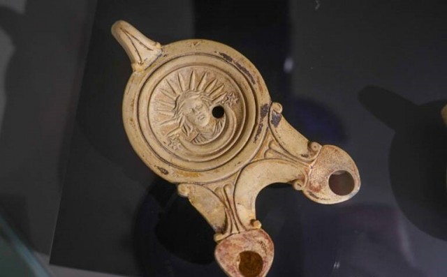 Doscientas lucernas 'iluminan' la historia de Roma en el Museo Arqueológico de Murcia