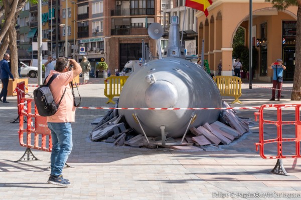 El submarino Isaac Peral 'emerge' en la plaza Juan XIII de Cartagena
