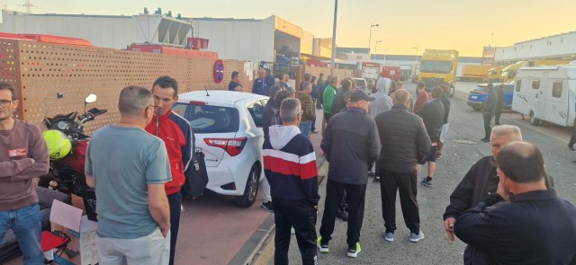 Los conductores de 'los coloraos' de Murcia inician la huelga indefinida y acampan en las cocheras 