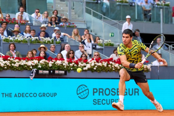 Alcaraz sigue haciendo historia y revalida título en Madrid con una muy sufrida victoria ante Struff