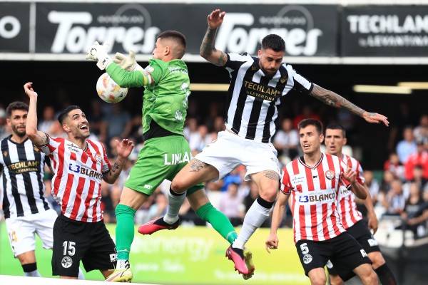 El Castellón gana con justicia en el descuento y da un paso casi definitivo hacia el 'play off'