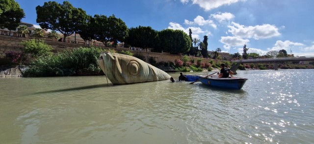 La emblemática sardina del río Segura vuelve a lanzar agua por la boca tras 10 años sin funcionar