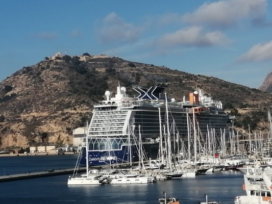 Cerca de dos mil norteamericanos recalan en el Puerto a bordo del Celebrity Beyond, que 'debuta' en Cartagena