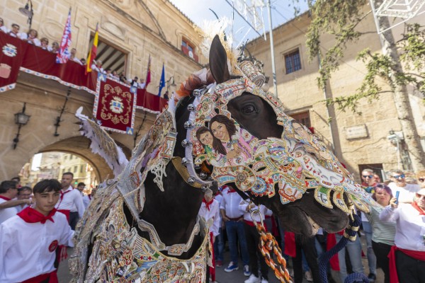 Miles de caravaqueños y visitantes viven con pasión la tradición de los Caballos del Vino