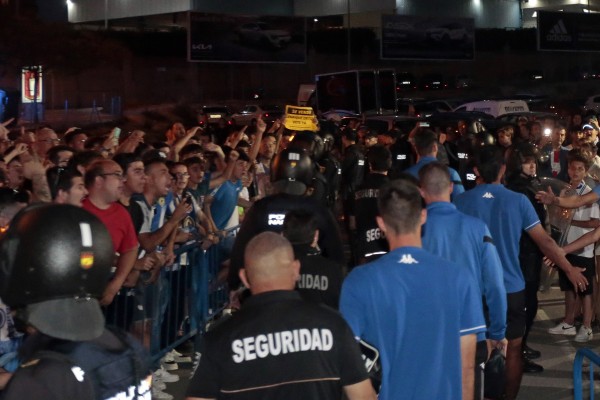 Los jugadores del Hércules abandonan el estadio Rico Pérez escoltados por la Policía Nacional
