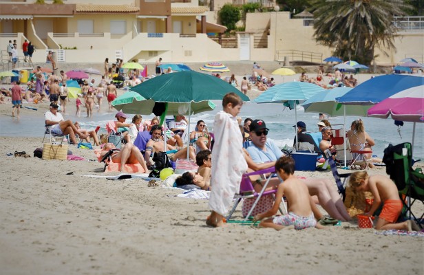 Las playas de la Región se llenan con la salida del sol en el puente de mayo