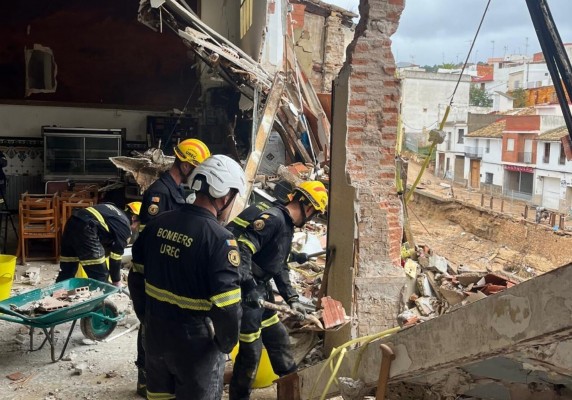 Bomberos apuntalan edificios emblemáticos de Utiel y Chiva dañados por la Dana
