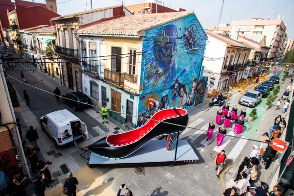 El zapato gigante de Miralda se pasea por València