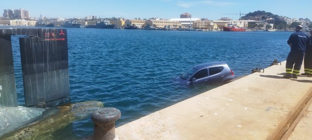 Un turismo acaba 'aparcado' junto al submarino S73 tras el descuido de un operario en las instalaciones de Navantia