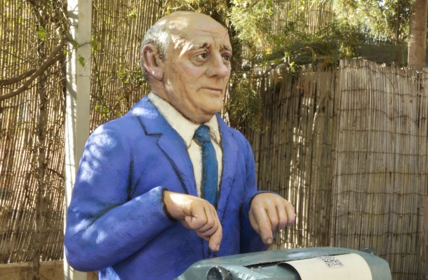 Lorquí rinde homenaje al crítico de cine Alfonso Sánchez con una escultura de Pepe Yagües con voz propia 