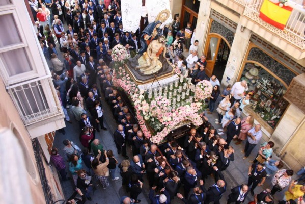 La Virgen de la Caridad procesiona y emociona en Cartagena por su 300 aniversario