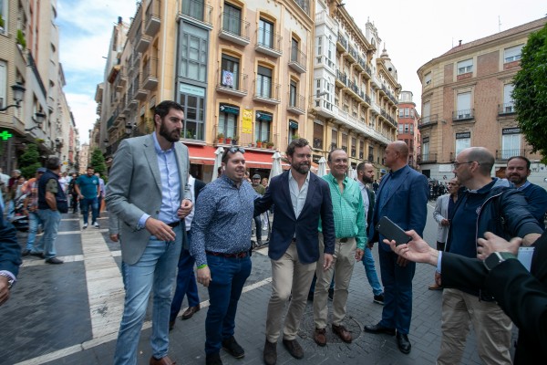 Espinosa de los Monteros reúne a centenares de fieles de Vox en Murcia: 