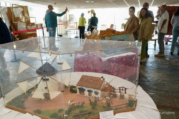 Gulliver se pasea por el Campo de Cartagena de principios del siglo XX: muestra de miniaturas en la UNED