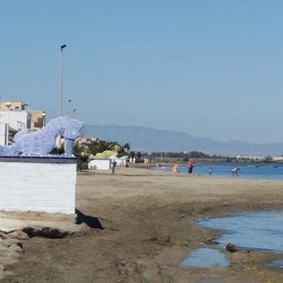 A diez semanas del verano, la playa de Los Nietos sigue siendo inviable para el baño