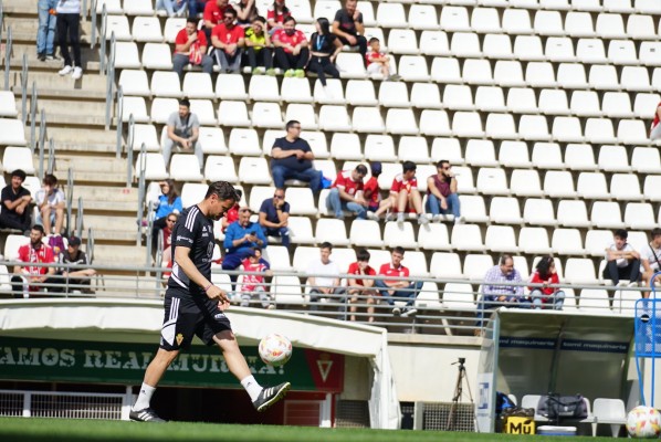 El Murcia crecido tras sus últimas goleadas recibe al Baleares 