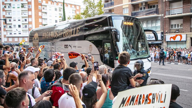 El Valencia pondrá autobuses ante el Betis para los abonados afectados por la Dana