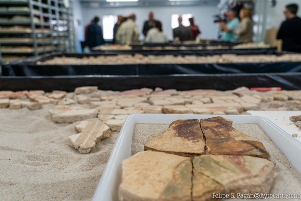 Recuperan más de 3.500 piezas de las pinturas murales que decoraban el Teatro Romano de Cartagena