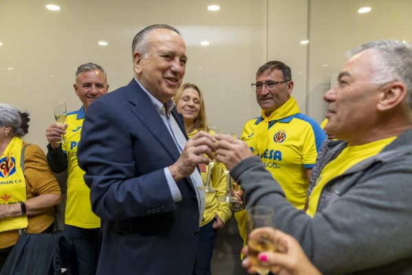 El Villarreal brinda por la permanencia, recuerda a Llaneza y mira de frente a la Champions