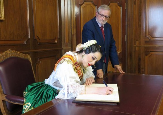 La Reina de la Huerta y su corte de honor visitan la Asamblea Regional de Murcia