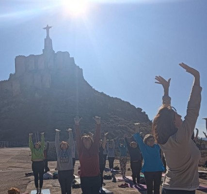 Yoga, interpretación de acequias y otras formas de explorar las Fortalezas del Rey Lobo en Murcia