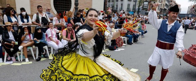El Bando inunda calles y plazas de color y tradición en el día más especial de Murcia