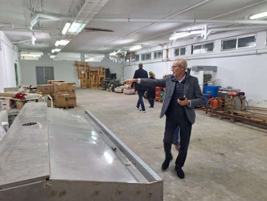 Los mercados municipales de València donan mobiliario a Paiporta y Aldaia para sus recintos