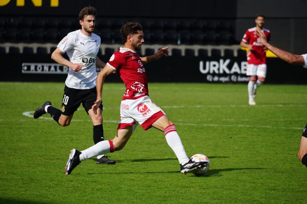 El Real Murcia golea en Irún con Pedro León y Dani Romera como estiletes y se acerca al liderato