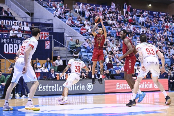 El UCAM CB mejora su imagen fuera de casa pero vuelve a perder en Santiago y se aleja del play off