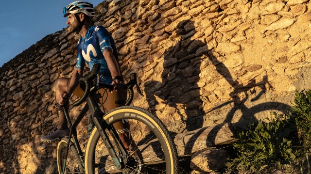 Valverde vuelve a competir con el nuevo equipo de Movistar en la modalidad gravel
