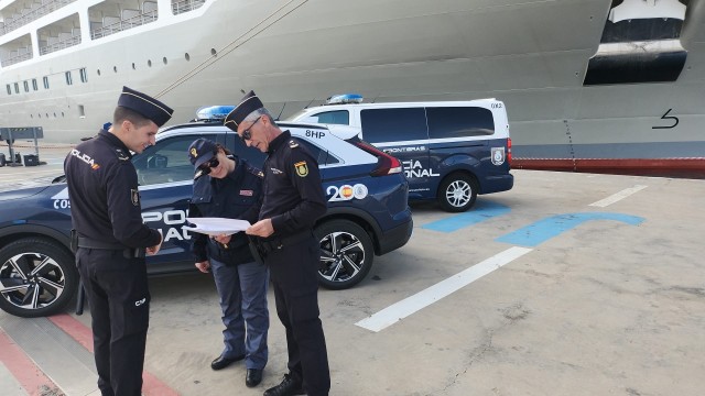 Agentes de la Policía Nacional y de la 'Polizia di Stato' italiana patrullan juntos en Cartagena para reforzar la seguridad de los turistas