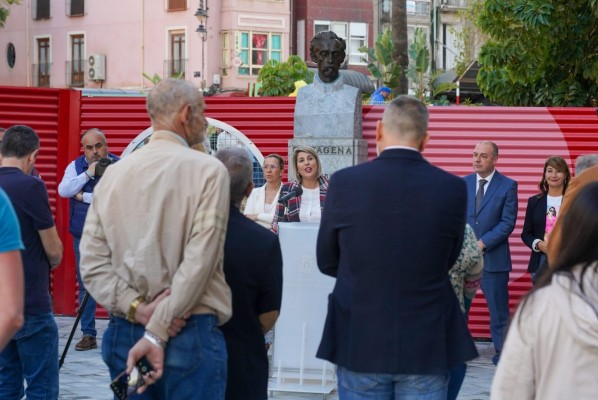 La nueva vida e imagen de la remozada 'plaza del Lago'
