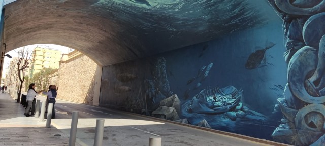 El artista urbano Kraser convierte el túnel de la calle Gisbert de Cartagena en un pasaje submarino 