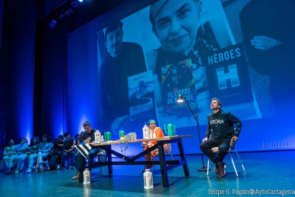 Los autores finalistas del Premio Hache de Cartagena se reúnen con 1.200 alumnos en una edición récord